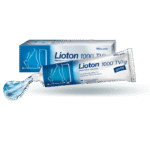 Lioton 1000" gelio tūbelė su mėlynu geliu, iš kurio teka mėlynas gelis, padėta priešais mėlynos ir baltos spalvos pakuotės dėžutę. Ant tūbelės ir dėžutės nurodytas gaminio pavadinimas ir kojų kontūriniai piešiniai.